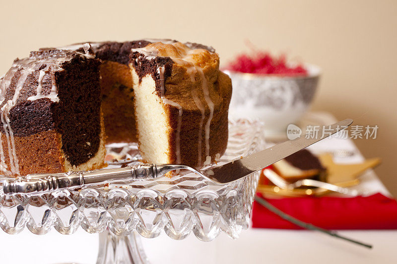 巧克力大理石磅蛋糕。上菜的盘子，刀，桌子。