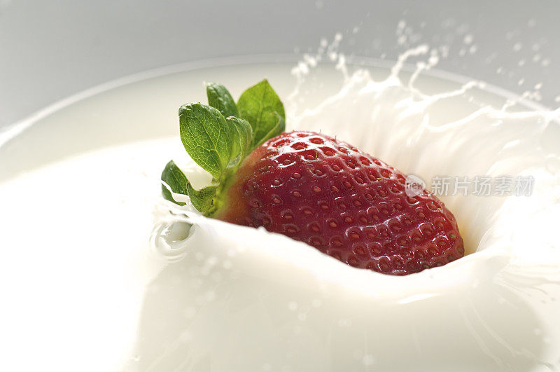 成熟的草莓溅到牛奶里