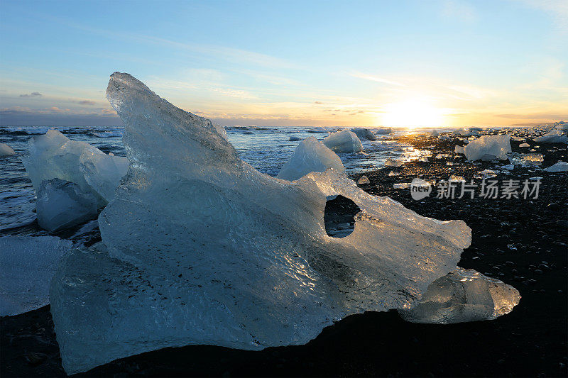 冰岛Jokulsarlon海滩落日时的冰山洞