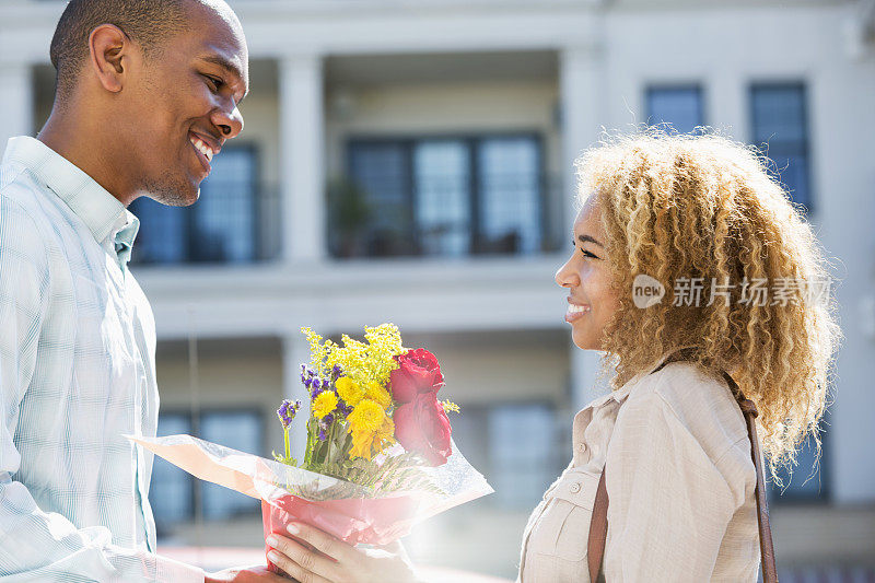 小伙子送花给女朋友