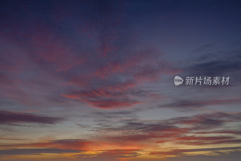 夏日日落时浪漫的天空