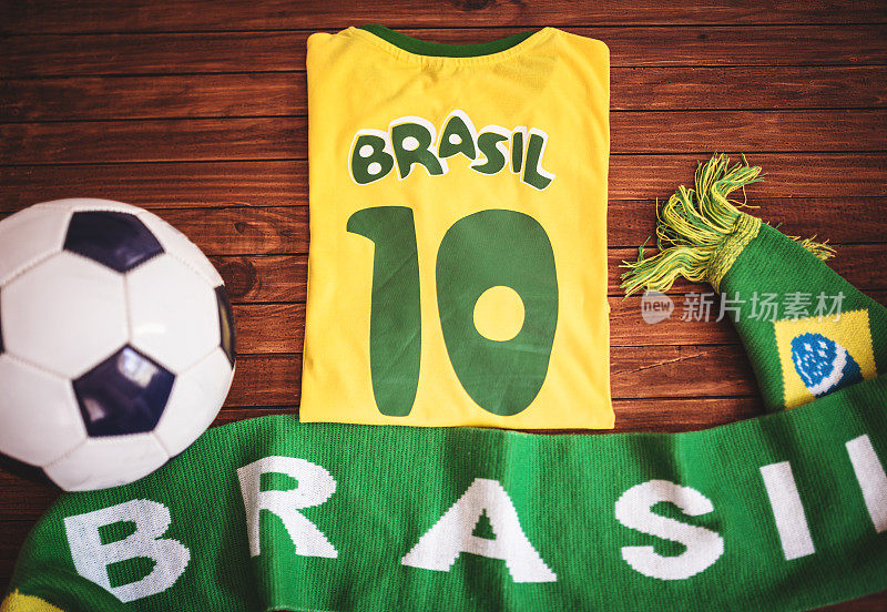 普通巴西球衣与足球