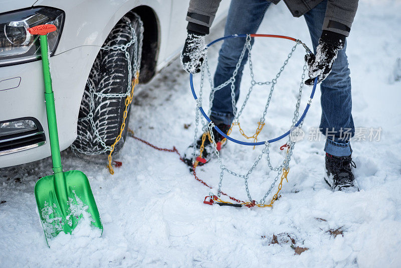 在汽车轮胎上安装雪链