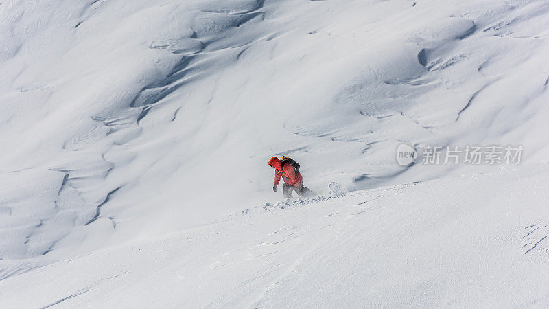 男滑雪者在雪地里