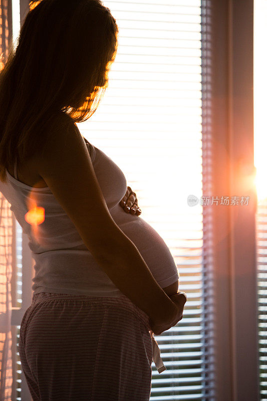 孕妇站在窗边