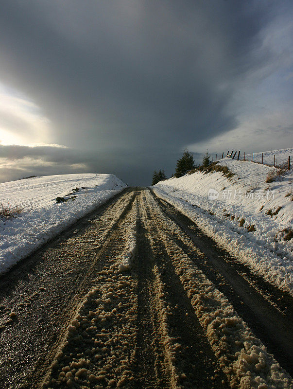 夕阳下的雪路