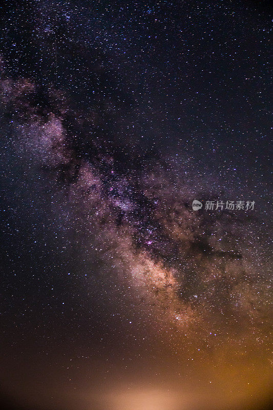 银河系的特写，在夏天晴朗的星夜