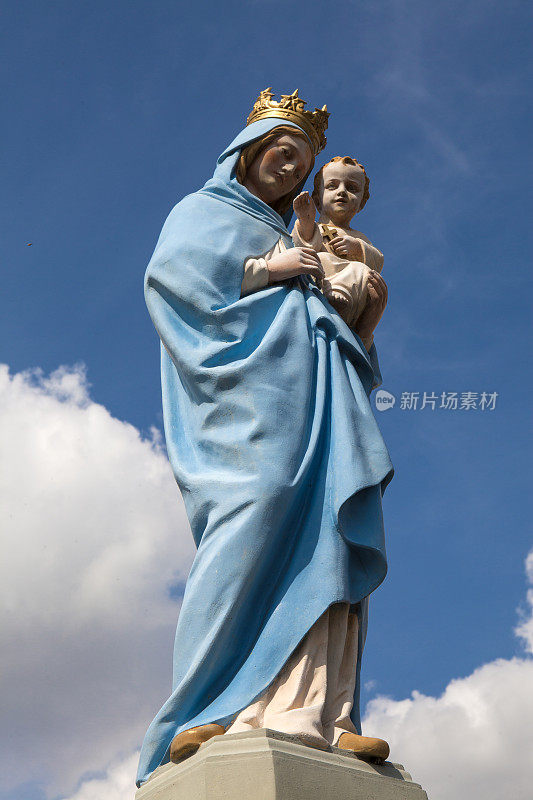 蓝天上圣母和圣子的雕像