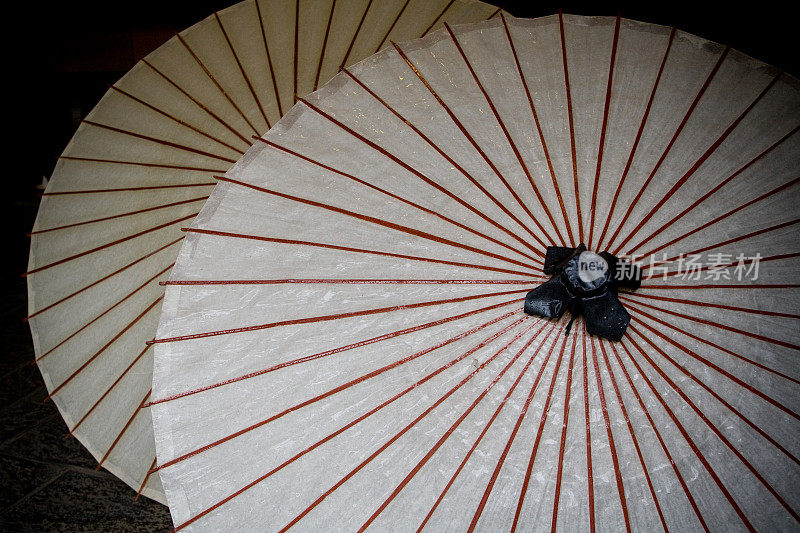 日本人把雨伞拿出来晒干