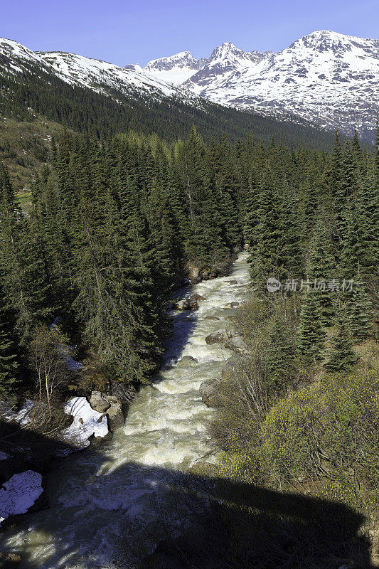 穿越白口山脉铁路上汹涌的河流