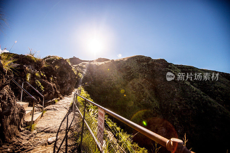 通往夏威夷瓦胡岛钻石头火山口的小路