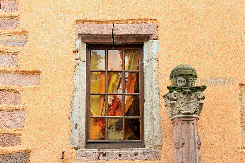 阿尔萨斯中世纪古城里比维尔的老式窗户