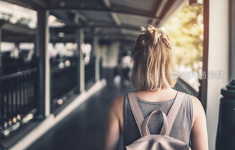 年轻女子探索曼谷的街道