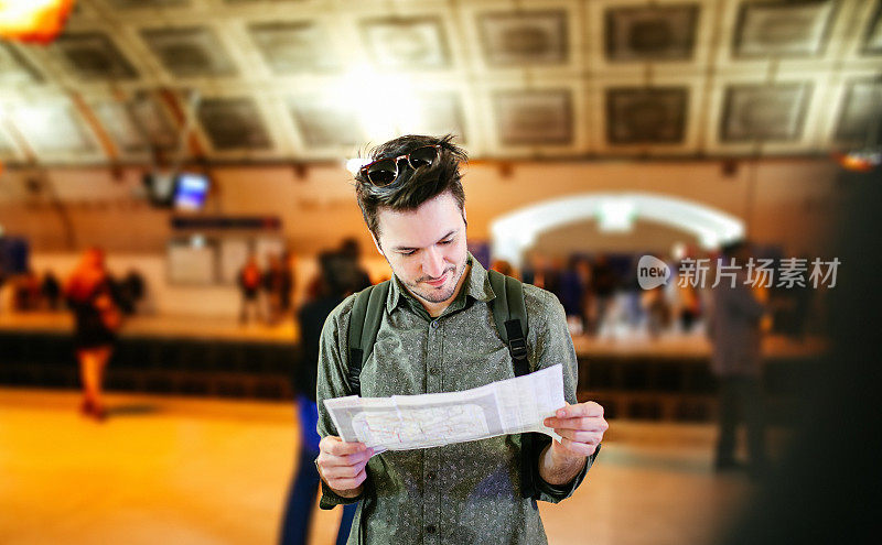 一名年轻游客在巴黎地铁站里看地图
