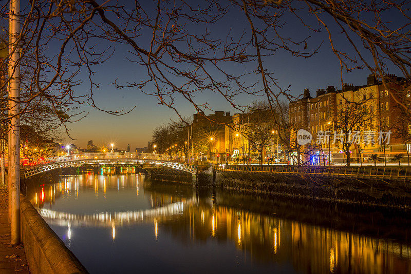 黄昏时分的都柏林哈佩妮桥，横跨利菲河，爱尔兰都柏林。