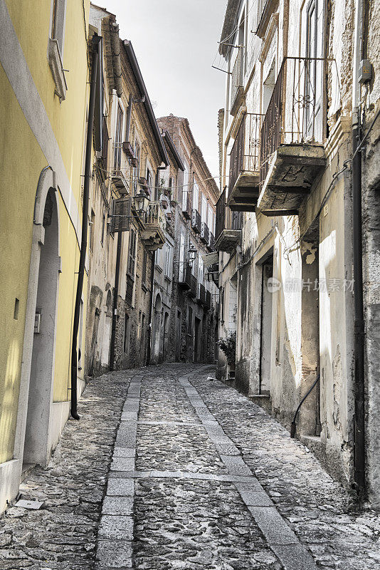 位于意大利卡拉布里亚的一个村庄里有排屋的狭窄小巷
