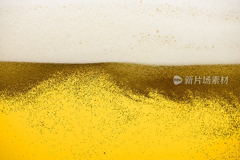 新鲜生啤酒与泡沫和泡沫