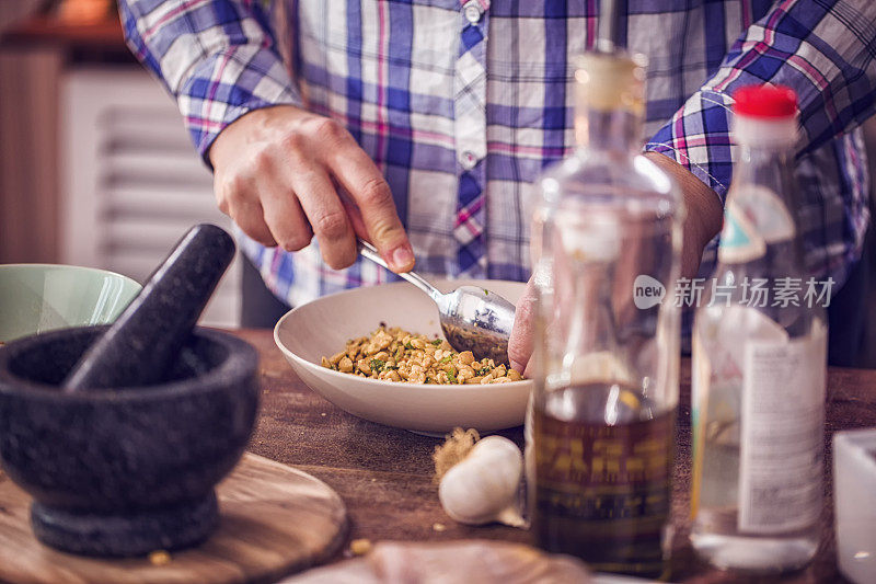 为一道菜准备碎香料和香草