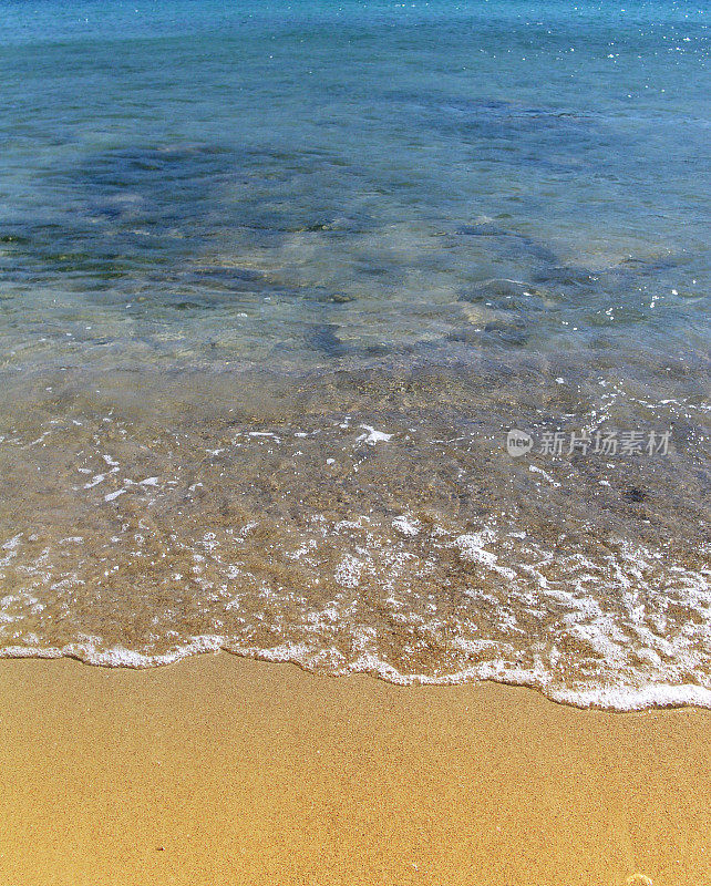 平静的地中海海滩海岸线