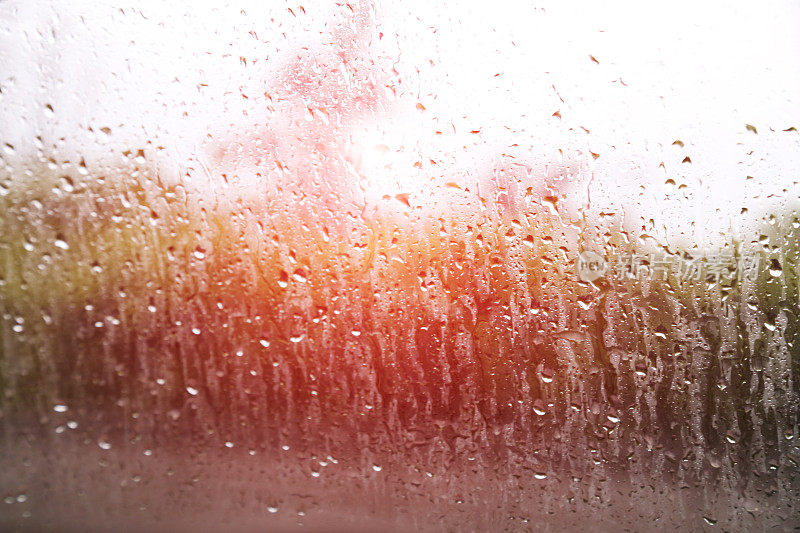 玻璃表面的雨滴