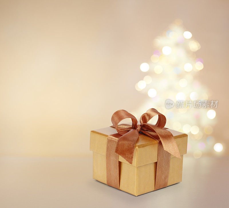 金色礼盒和圣诞灯