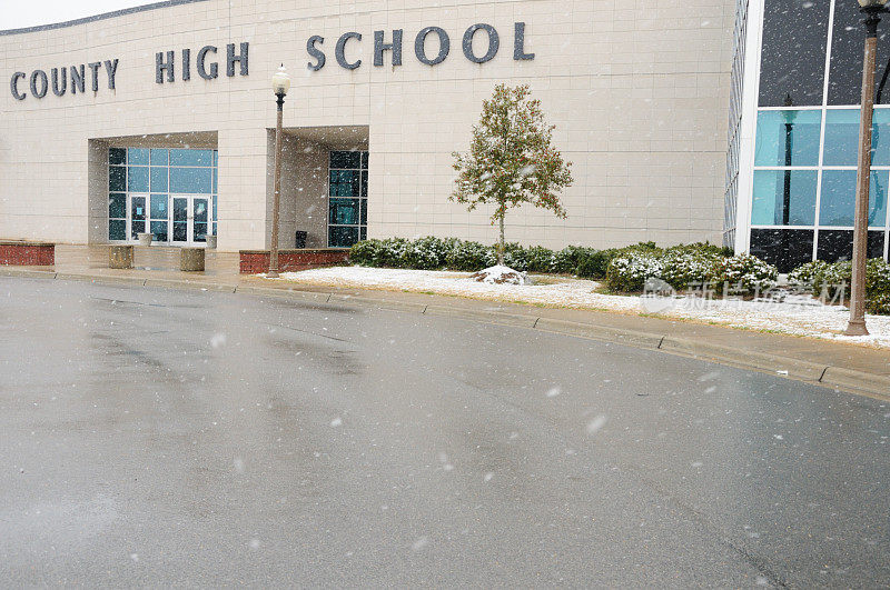 县高中下雪了