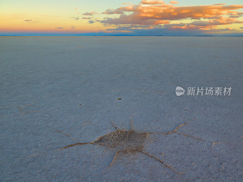 日落时分的萨拉尔·德乌尤尼