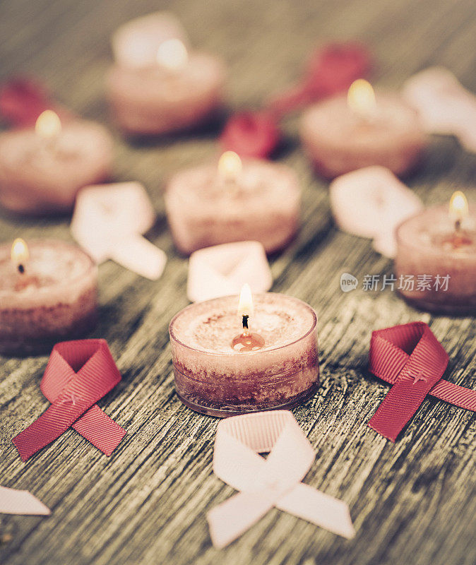 乳腺癌宣传丝带和粉色蜡烛