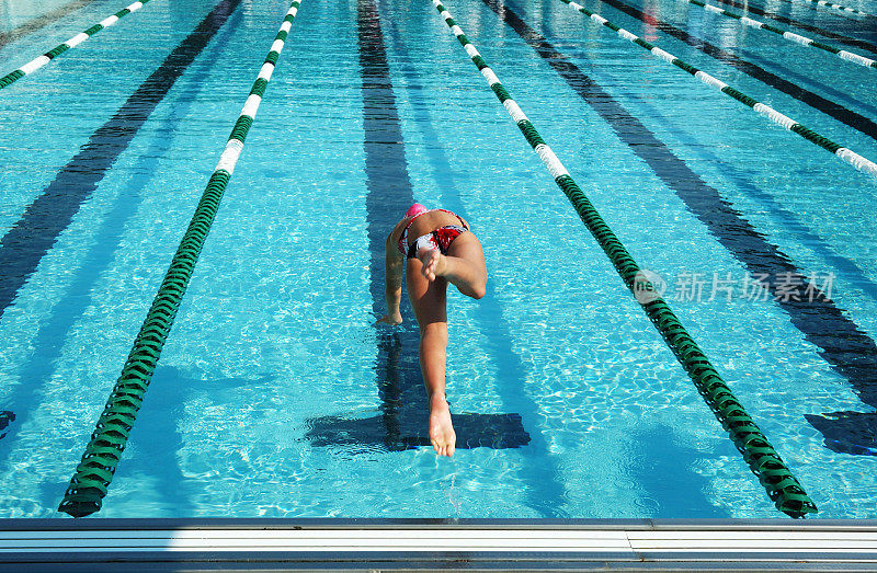 青少年女子游泳运动员开始比赛