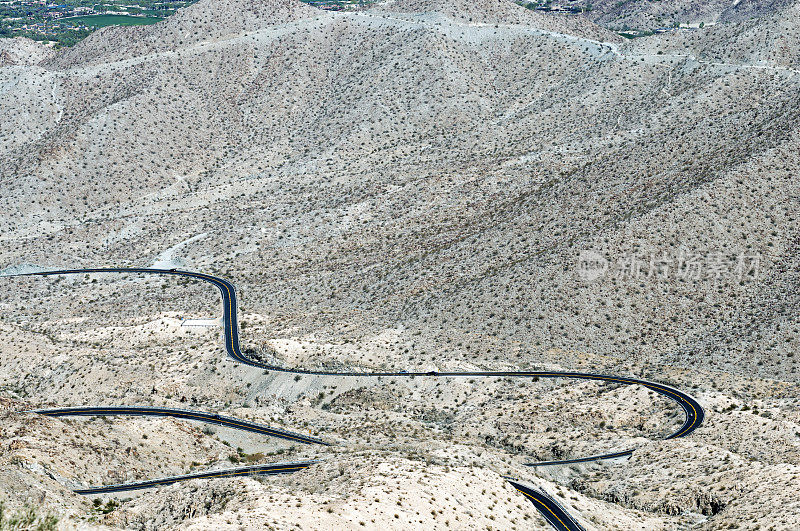 弯曲的道路到山谷和棕榈沙漠CA