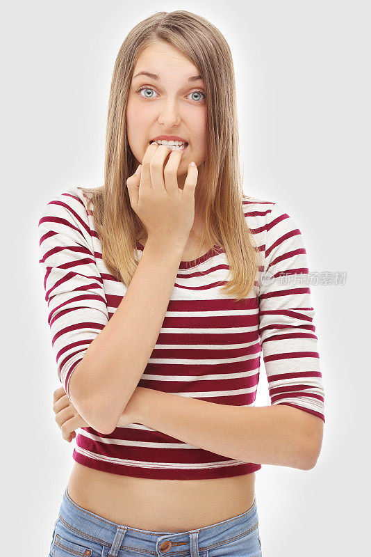 一幅神经质的女人咬指甲的肖像