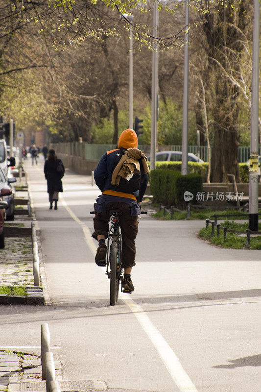 在城市里骑自行车