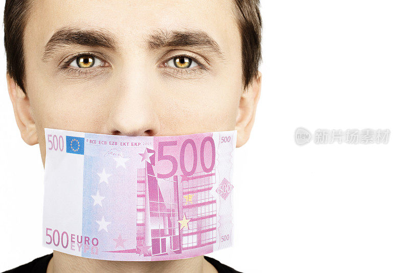 一个男人用一张500欧元的钞票来支付他的每月