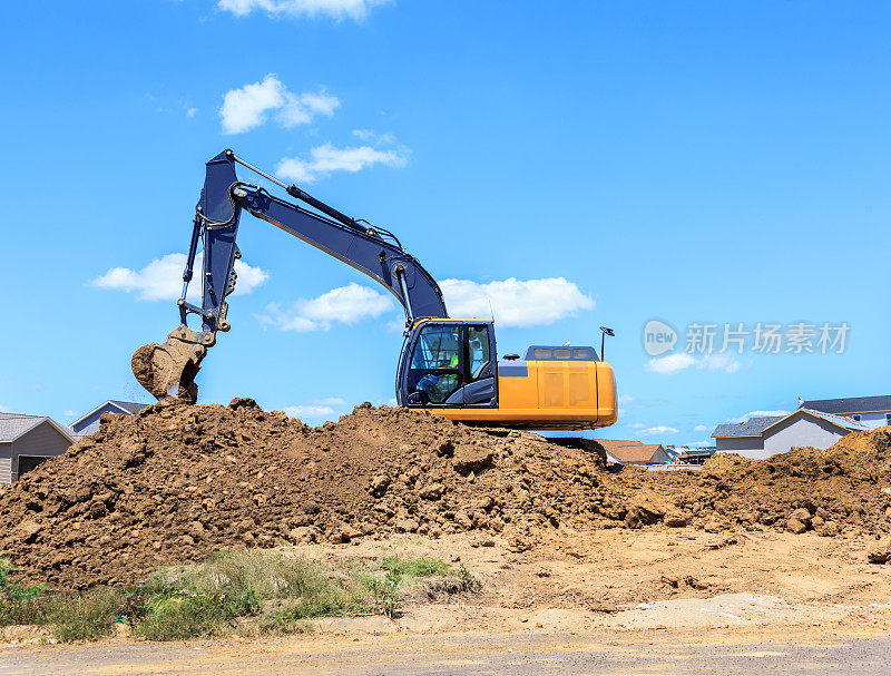 反铲挖掘泥土