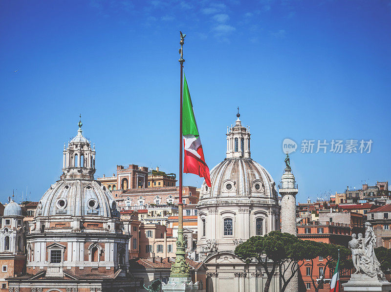 维托里奥・埃马努埃莱罗马纪念碑和意大利国旗