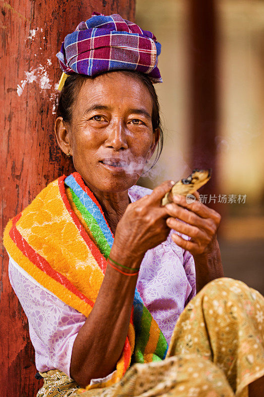 缅甸妇女抽雪茄的肖像