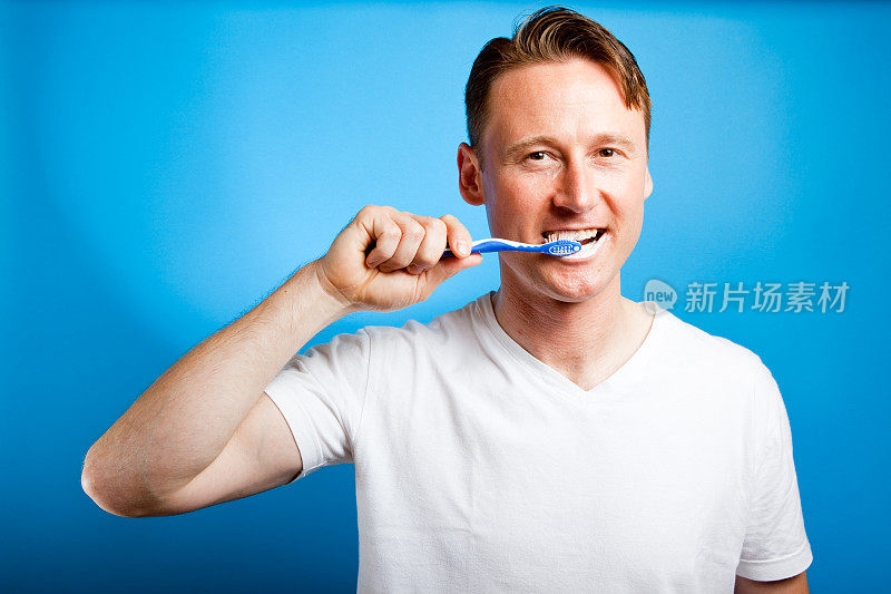 刷牙的男人