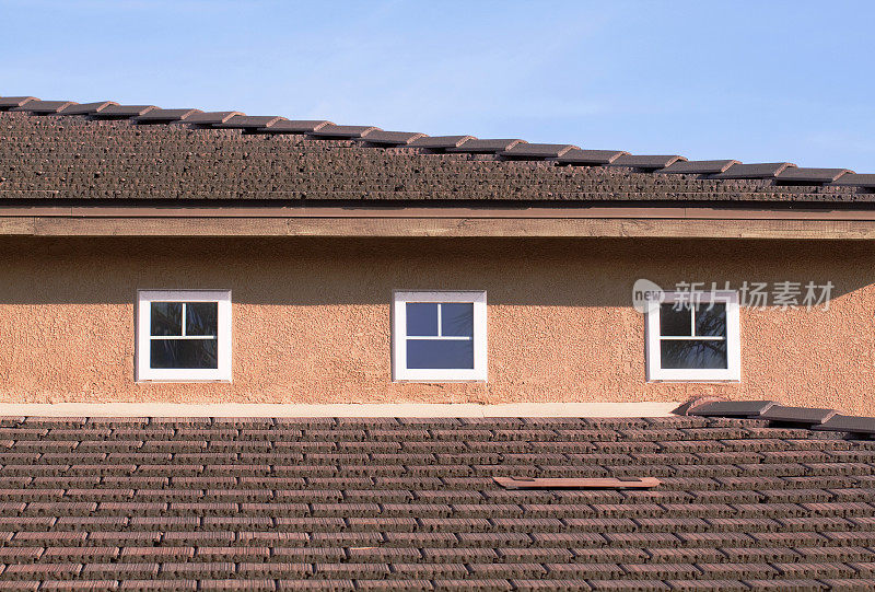 摩卡棕色灰泥建筑外部和屋顶