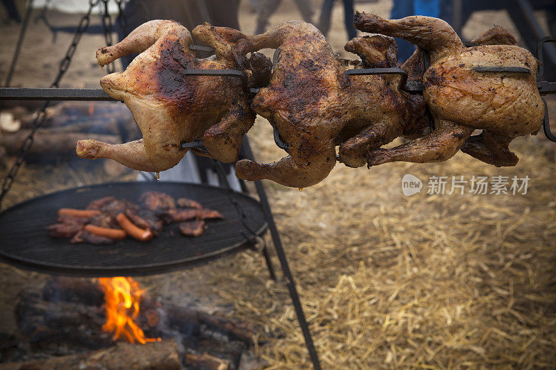 在火上煮鸡肉