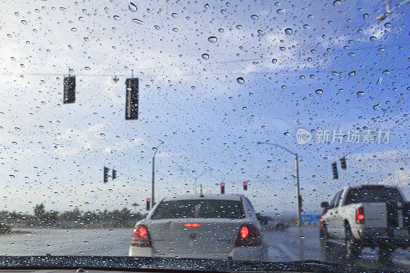 雨天的红绿灯交通