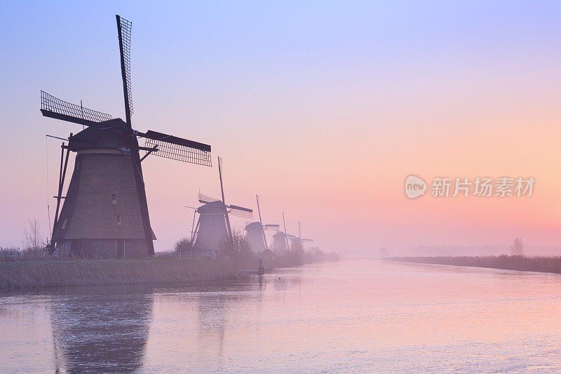 传统的荷兰风车在冬季日出在金德迪克