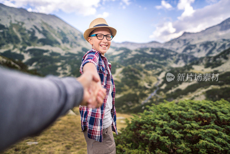 跟我来。在徒步旅行活动中给我们指路的小男孩