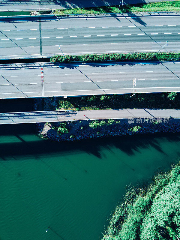 俯瞰湖面上的道路