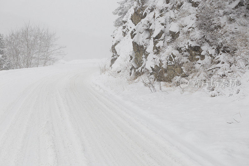 暴风雪覆盖着山路