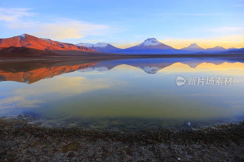 拉古纳勒加-戏剧性的勒加湖镜面反射在日出的黎明，白雪皑皑的拉斯卡和火山，田园般的阿塔卡马沙漠，火山景观全景-圣佩德罗阿塔卡马，智利，Bolívia和阿根廷边境