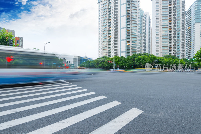 中国上海陆家嘴的世纪大道街景。