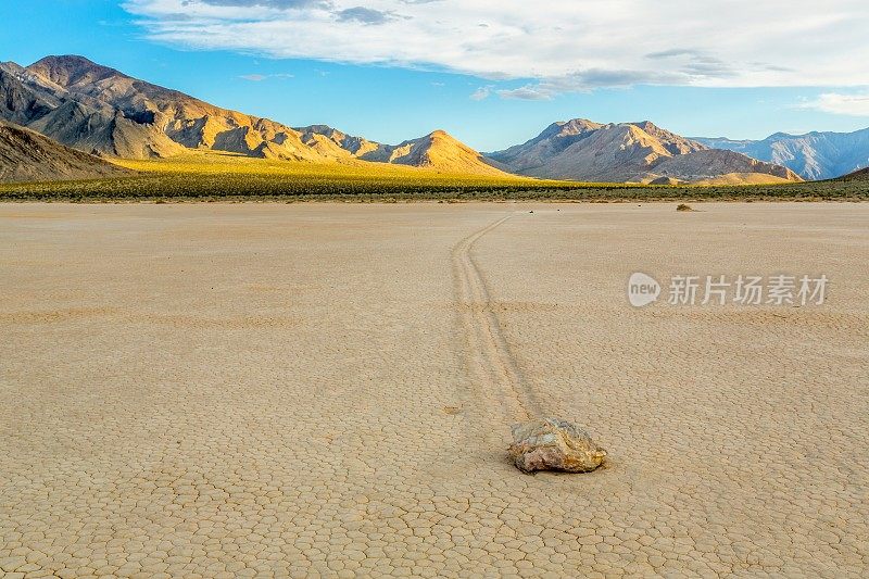 滑动岩石铺就了一条穿过沙漠的小路，死亡谷