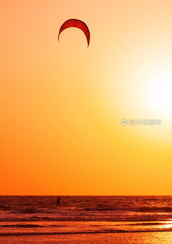 橘色天空下的海景