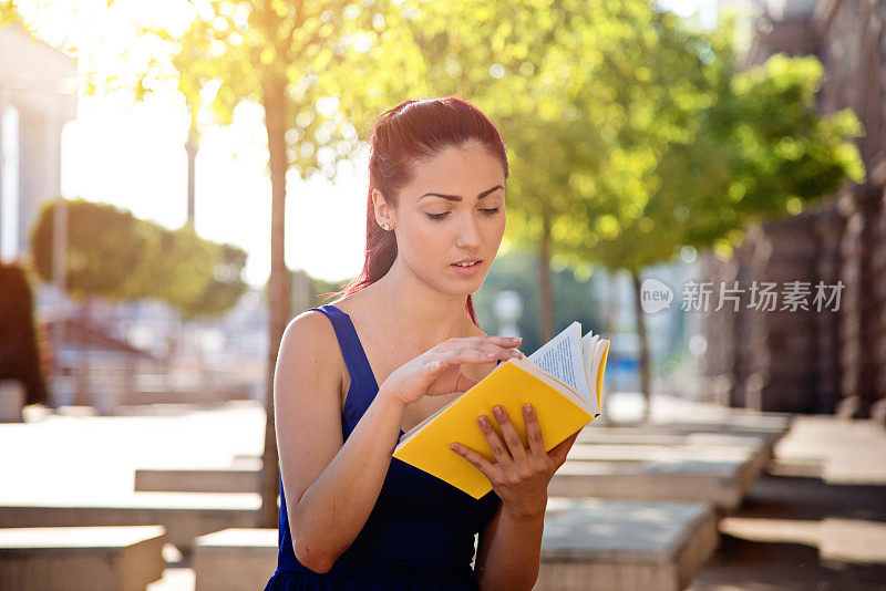 在城里读书的女学生