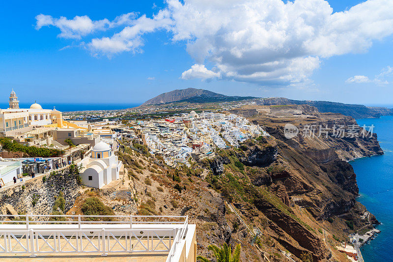 美丽的Firostefani村庄建于火山悬崖，圣托里尼岛，希腊